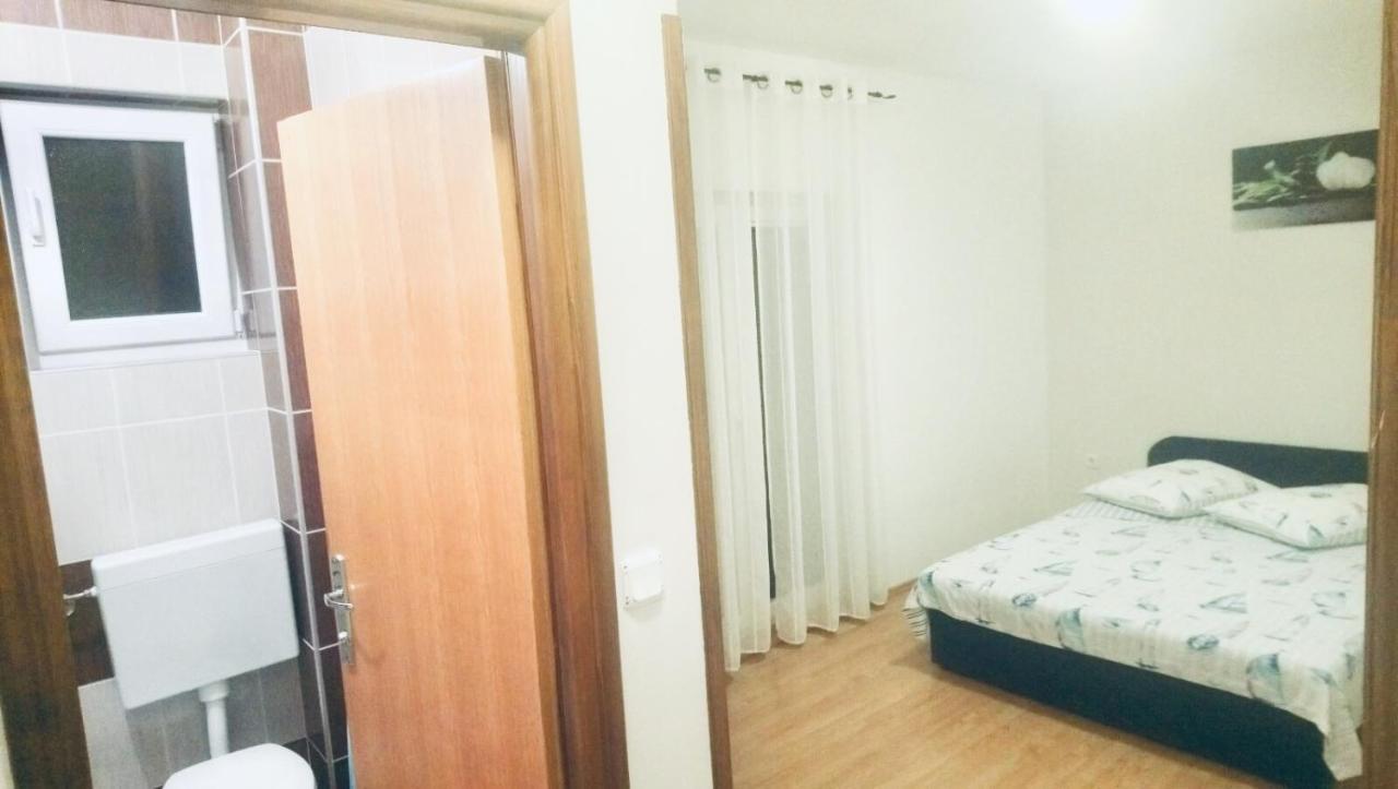 Apartmani Niko 1 Radovin Exterior foto
